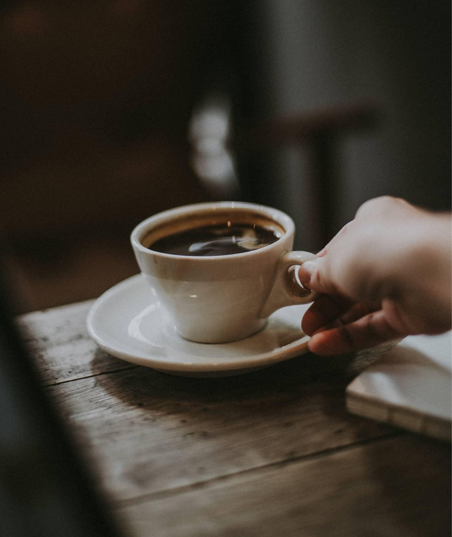 Kaffeetasse im Herbstlicht